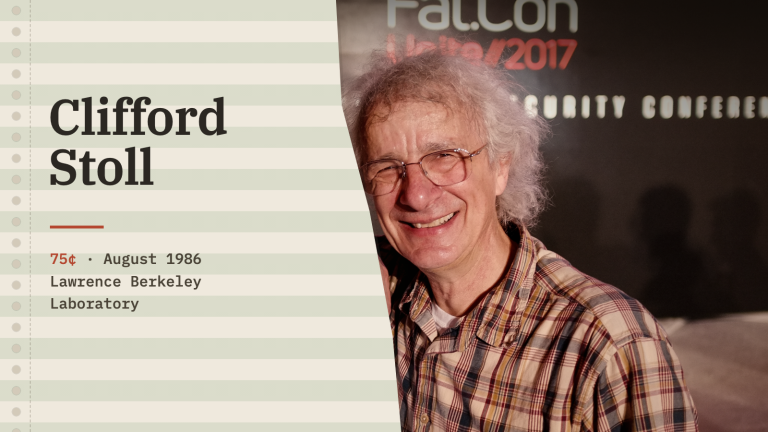 Clifford Stoll trong một bức ảnh chụp năm 2017, ở bên phải ảnh bìa mô phỏng giấy in máy tính kiểu cũ, bên cạnh dòng chữ “Clifford Stoll” và “75¢ · August 1986, Lawrence Berkeley Laboratory”.