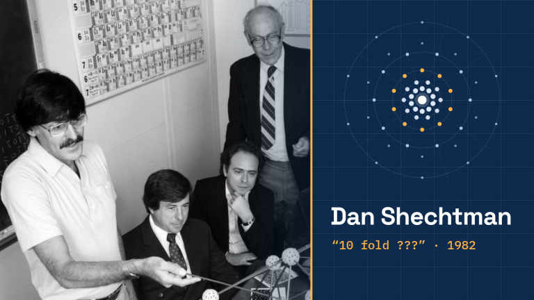 Dan Shechtman năm 1985 chỉ tay vào một mô hình nguyên tử trong khi ba cộng sự dõi theo, bên cạnh sơ đồ kiểu bản vẽ kỹ thuật về các điểm nhiễu xạ đối xứng bậc mười.