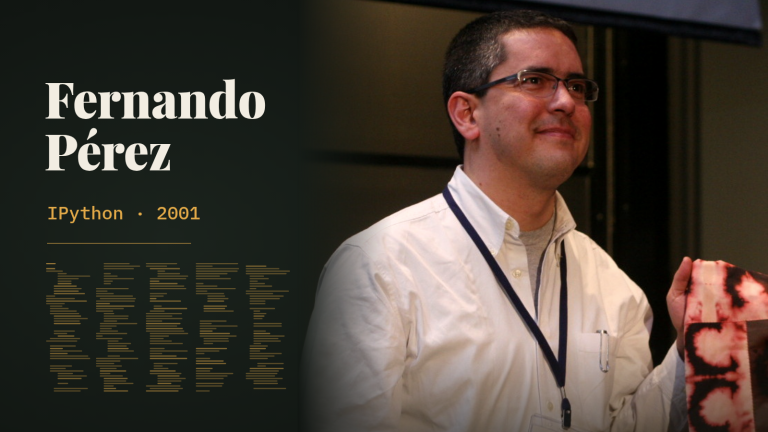 Fernando Pérez mỉm cười tại lễ trao giải thưởng năm 2012 của Quỹ Phần mềm Tự do, cạnh một khung nền tối ghi tên ông, dòng chữ “IPython · 2001” và những hàng vạch ngắn màu hổ phách, như phác họa một file code dài 259 dòng.