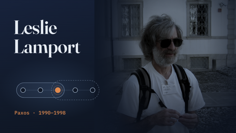 Leslie Lamport đeo kính râm, mặc áo phông trắng, trong ảnh chụp năm 2006, bên cạnh tên ông và một sơ đồ mờ về các nhóm đa số chồng lấn nhau.