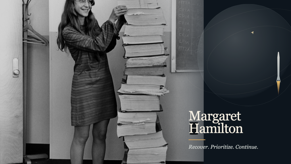 Margaret Hamilton cạnh các chồng listing software Apollo trong cover editorial cinematic tối màu.