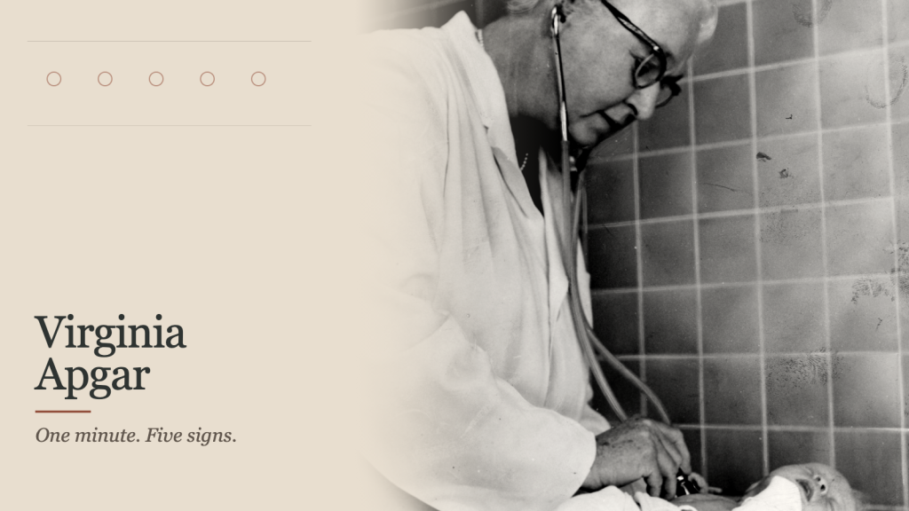 Virginia Apgar khám một trẻ sơ sinh trên ảnh bìa biên tập dùng ảnh tư liệu, với bố cục chia đôi và năm vòng tròn chấm điểm tinh tế.