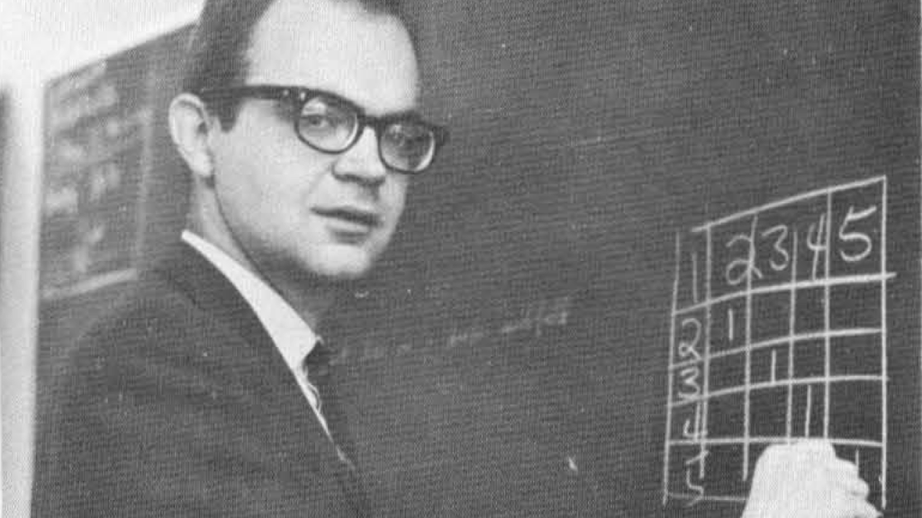 Donald Knuth đứng cạnh bảng đen tại Caltech năm 1965.