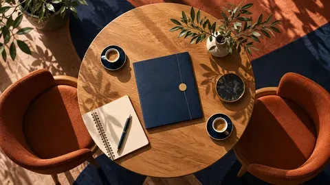 Minh họa bàn họp với hồ sơ và sổ ghi chép