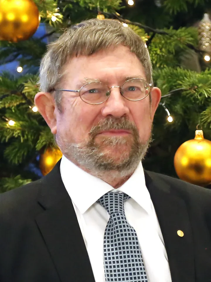 Ảnh tư liệu: J. Michael Kosterlitz